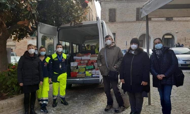 Montelupone, le scatole degli alunni delle elementari 'scaldano' il Natale della Protezione Civile