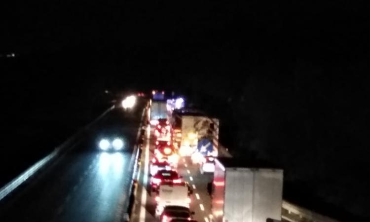 Macerata, incidente all'ingresso della superstrada: traffico in tilt Macerata, incidente all'ingresso della superstrada: traffico in tilt