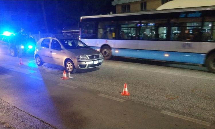 Macerata, mamma e figlia investite in via Roma mentre attraversano la strada (FOTO)