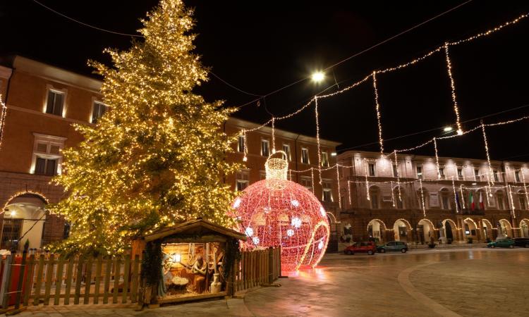 San Severino, piazza del Popolo si fa bella per Natale. Piermattei: "Bello vedere tanti scattare selfie"