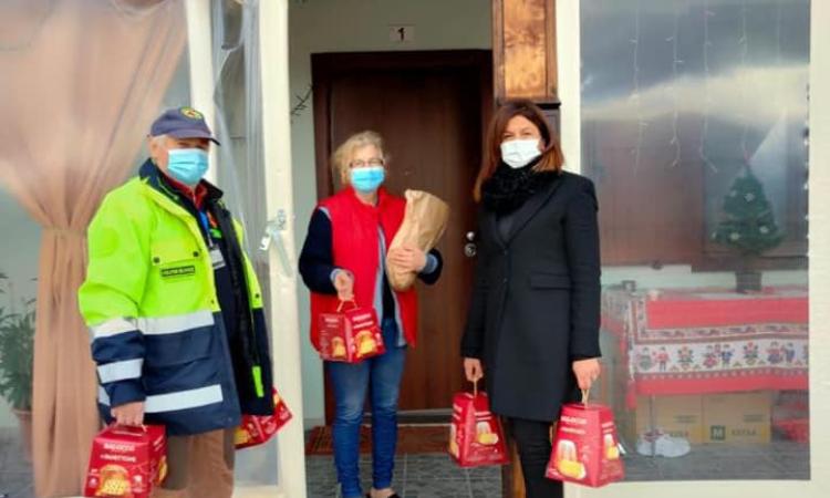 Camerino, panettoni e pandori per gli abitanti delle Sae: un dolce dono dalla Romagna Camerino, panettoni e pandori per gli abitanti delle Sae: un dolce dono dalla Romagna