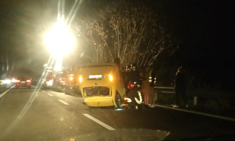 Macerata, auto ribaltata in superstrada: traffico in tilt, ambulanze sul posto (FOTO) Macerata, auto ribaltata in superstrada: traffico in tilt, ambulanze sul posto (FOTO)