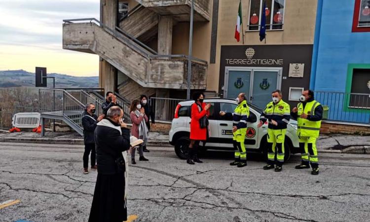 Mogliano, il Natale porta una nuova auto alla Protezione Civile: chiavi consegnate dal Sindaco