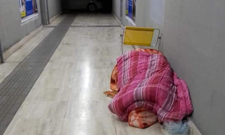 Macerata - solo, senza aiuto e costretto a dormire in stazione. L'appello via social: "Aiutiamolo" Macerata - solo, senza aiuto e costretto a dormire in stazione. L'appello via social: "Aiutiamolo"