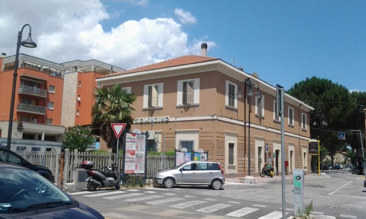 Tolentino, danneggia la biglietteria della stazione: 40enne incastrato dalle telecamere