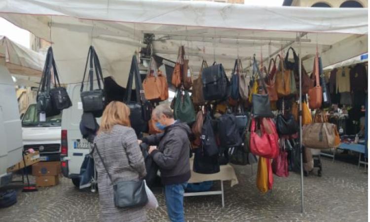 Macerata, niente bancarelle il 6 gennaio: annullato il mercato settimanale causa Covid