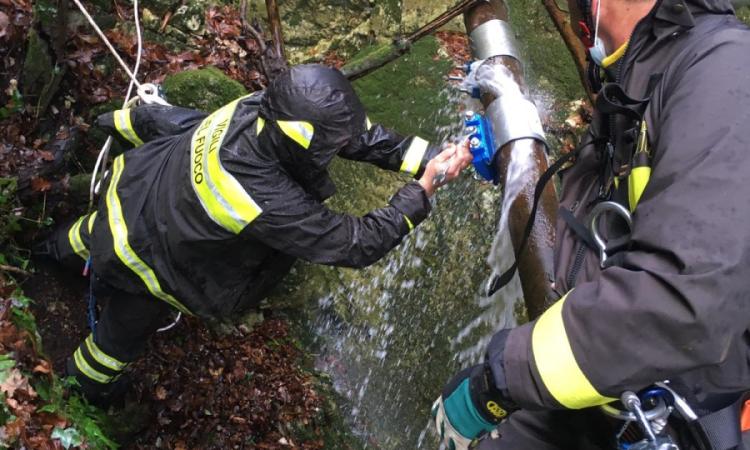 Poggio San Vicino, falla in una tubatura posta in zona impervia: intervengono i Vigili del Fuoco
