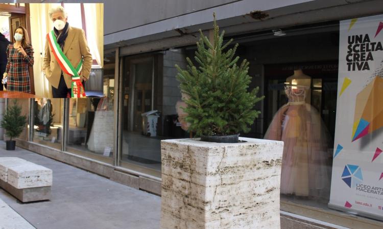 Macerata, "arte della speranza": nuova vita per le vetrine abbandonate del centro