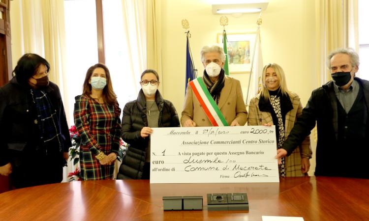Macerata dal cuore sempre più grande: i commercianti del centro donano 2mila euro alla città (VIDEO e FOTO) Macerata dal cuore sempre più grande: i commercianti del centro donano 2mila euro alla città (VIDEO e FOTO)