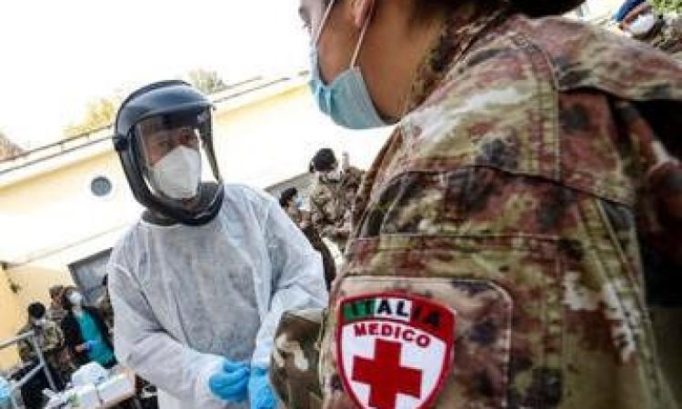 Marche, aumentano i casi Covid sintomatici: altro personale sanitario militare nelle Rsa
