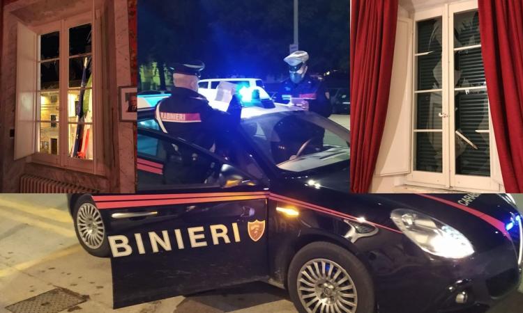 Pollenza, a Capodanno un botto fa esplodere i vetri delle finestre del palazzo comunale (FOTO) Pollenza, a Capodanno un botto fa esplodere i vetri delle finestre del palazzo comunale (FOTO)