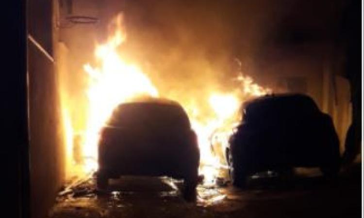 "Botti di capodanno": due auto avvolte dalle fiamme dopo la mezzanotte (FOTO)