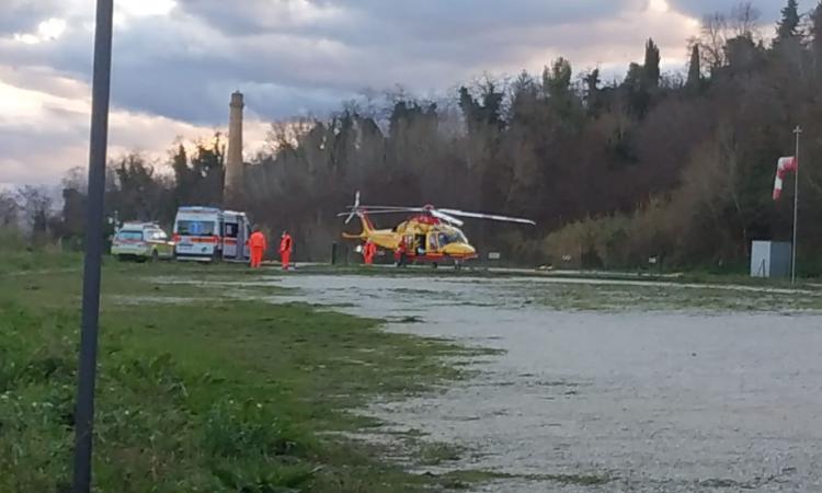 Macerata, caduta rovinosa con la bici: 14enne soccorso in eliambulanza