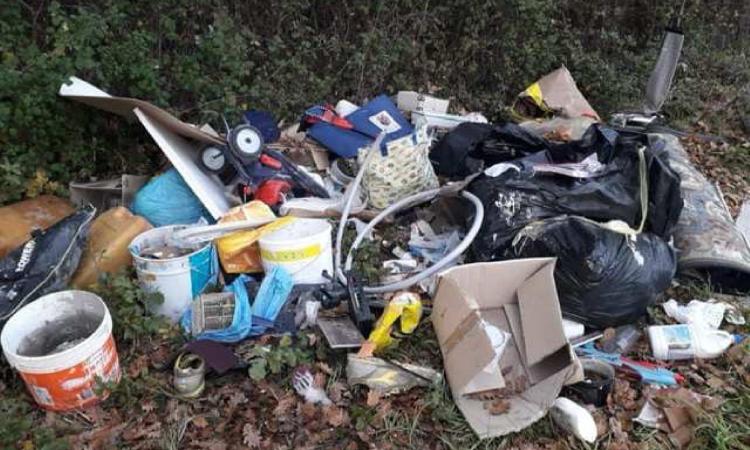 Macerata, rifiuti abbandonati in zona Montanello: individuati i responsabili