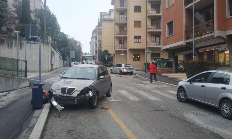 Macerata, incidente tra due auto in via Spalato: tanta paura, ma nessun ferito Macerata, incidente tra due auto in via Spalato: tanta paura, ma nessun ferito