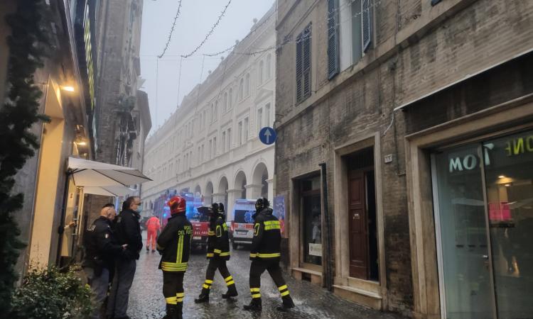 Macerata, attimi di apprensione in via Gramsci: non risponde al telefono ma dormiva (FOTO) Macerata, attimi di apprensione in via Gramsci: non risponde al telefono ma dormiva (FOTO)
