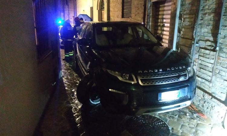 Macerata,  uomo perde il controllo del suv in un vicolo e trancia una conduttura del gas (FOTO)