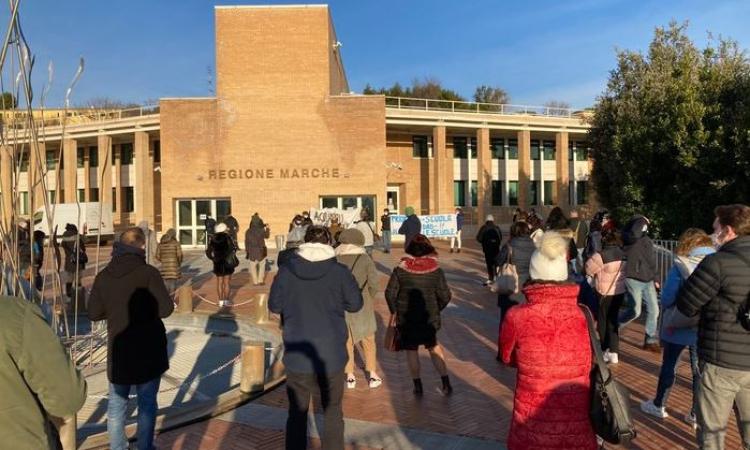 "Acquaroli, ce senti? Riapri le scole": continua la protesta in Regione di studenti e insegnanti