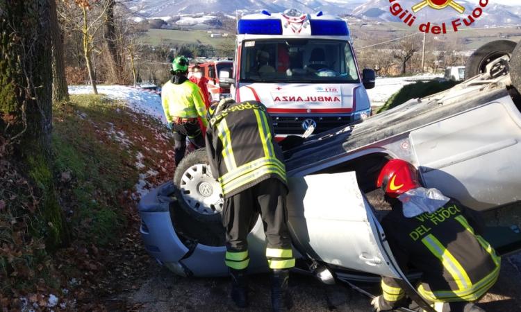 Matelica, perde il controllo dell'auto e si ribalta: donna soccorsa dall'eliambulanza
