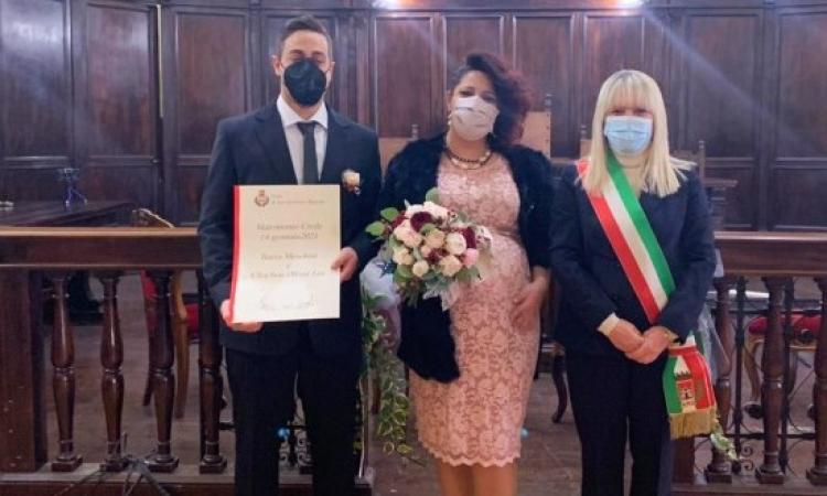 San Severino, fiori d'arancio per Ilaria e Oliver: il sindaco celebra il primo matrimonio dell'anno