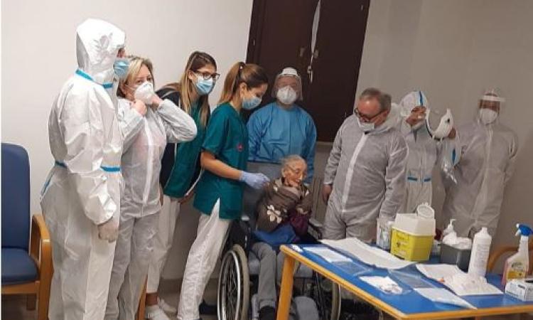 Treia, il vaccino “Moderna” arriva alla Casa di Riposo: è Ida di 106 anni la prima a riceverlo