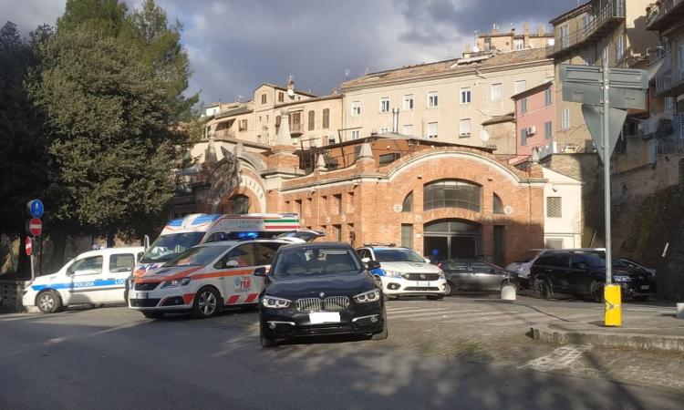Macerata, uomo investito lungo viale Puccinotti: batte la testa e finisce al Pronto Soccorso (FOTO) Macerata, uomo investito lungo viale Puccinotti: batte la testa e finisce al Pronto Soccorso (FOTO)