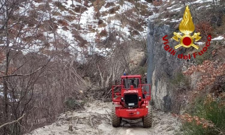 Sefro, frana di circa 50 metri in località Castello: Vigili del Fuoco in azione