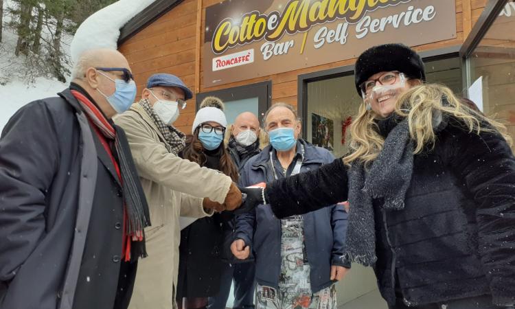 Taglio del nastro per il bar 'Cotto e Mangiato': "Frontignano torna a vivere" Taglio del nastro per il bar 'Cotto e Mangiato': "Frontignano torna a vivere"