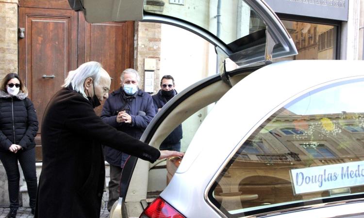 Macerata, Douglas Medori torna alla sua 'Gioielleria': l'ultimo saluto dei commercianti del centro (FOTO)