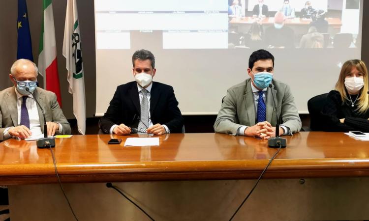Acquaroli annuncia: "Se Rt resta sotto 1, dal 25 gennaio scuole superiori in presenza al 50%" Acquaroli annuncia: "Se Rt resta sotto 1, dal 25 gennaio scuole superiori in presenza al 50%"