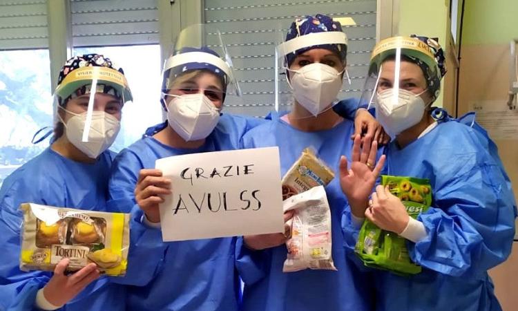 Macerata, una dolce pausa per gli operatori di Villa Cozza: il dono dei volontari Avulss Macerata, una dolce pausa per gli operatori di Villa Cozza: il dono dei volontari Avulss