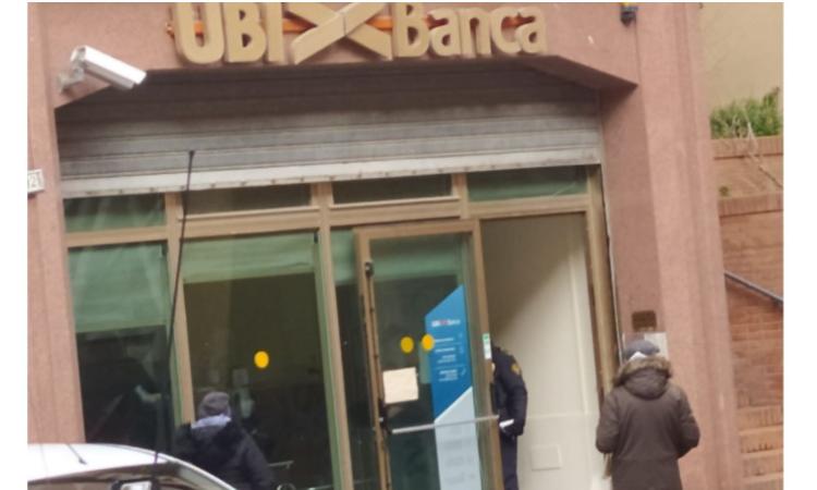 Macerata - La vera crisi non è quella di Governo, ma quella che riempie la fila al banco dei pegni Macerata - La vera crisi non è quella di Governo, ma quella che riempie la fila al banco dei pegni