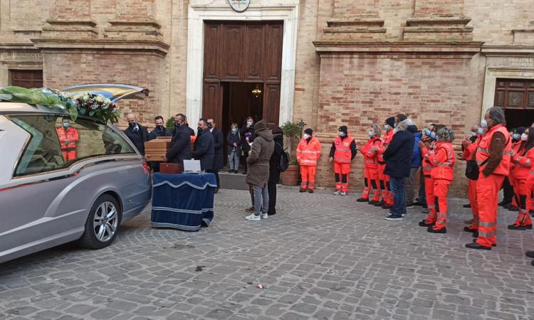 Corridonia, l'ultimo saluto a Roberto Morresi: se ne va con la sua divisa da soccorritore (FOTO e VIDEO)