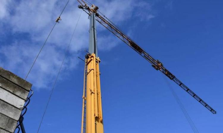 Macerata, smontaggio gru nel cantiere ex clinica Villalba: come cambia la viabilità Macerata, smontaggio gru nel cantiere ex clinica Villalba: come cambia la viabilità