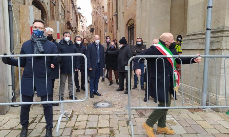Camerino, il sindaco lancia via le transenne: dopo il sisma riapre Corso Vittorio Emanuele II (VIDEO e FOTO) Camerino, il sindaco lancia via le transenne: dopo il sisma riapre Corso Vittorio Emanuele II (VIDEO e FOTO)