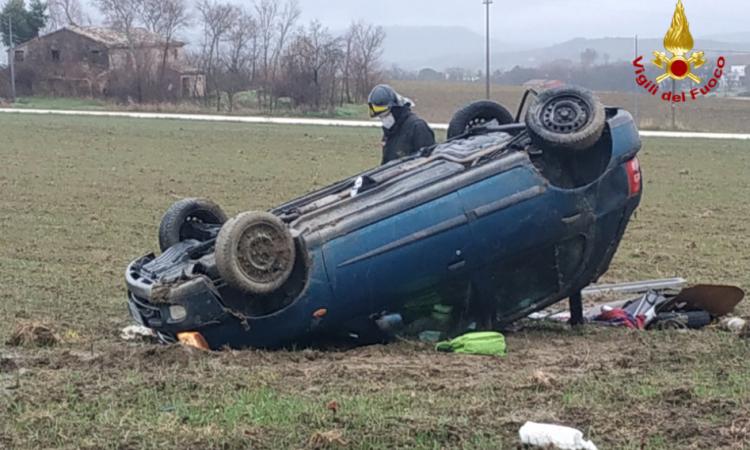Appignano, l'auto esce di strada e si ribalta: mamma e figlio al pronto soccorso