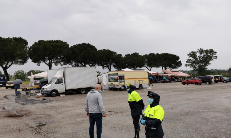 Macerata, il bilancio della Polizia Locale tra controlli anti-Covid e multe: aumentano in città i TSO Macerata, il bilancio della Polizia Locale tra controlli anti-Covid e multe: aumentano in città i TSO