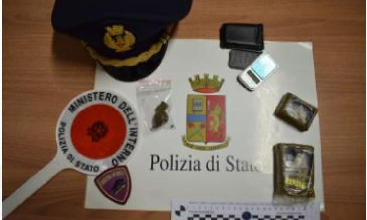 Macerata, nascondeva in casa 450 dosi di hashish: in manette 25enne pusher Macerata, nascondeva in casa 450 dosi di hashish: in manette 25enne pusher