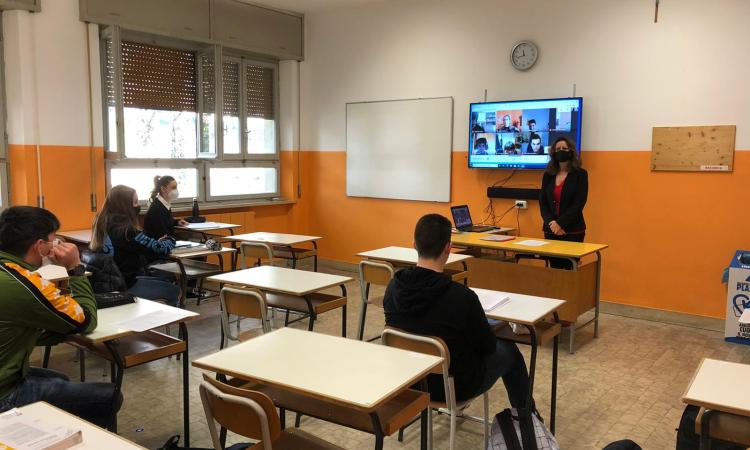 Macerata, alle superiori parte la sfida della didattica mista: "rientro in classe sereno per tutti" (FOTO)