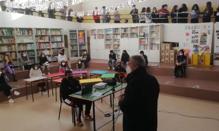 Recanati celebra il Giorno della Memoria: maratona di letture nelle scuole, all’Ircer e in Comune Recanati celebra il Giorno della Memoria: maratona di letture nelle scuole, all’Ircer e in Comune