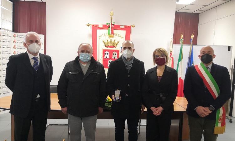 Camerino, Giorno della Memoria: medaglia d'onore consegnata ai familiari di Corrado Maraviglia Camerino, Giorno della Memoria: medaglia d'onore consegnata ai familiari di Corrado Maraviglia