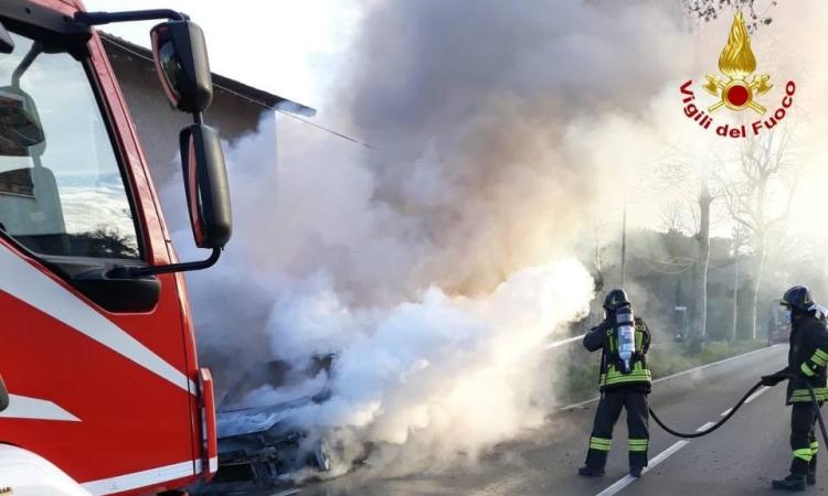 Auto divorata dalle fiamme: intervengono i Vigili del Fuoco Auto divorata dalle fiamme: intervengono i Vigili del Fuoco