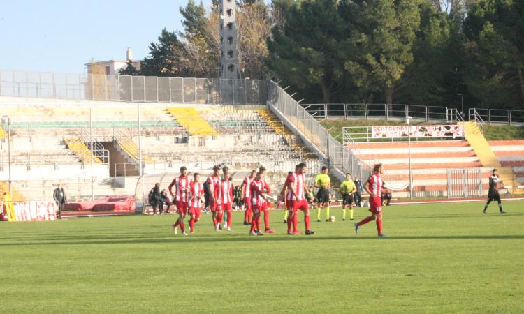 Macerata, lo stadio Helvia Recina si adegua alle norme Figc: sul piatto 44 mila euro per il restyling Macerata, lo stadio Helvia Recina si adegua alle norme Figc: sul piatto 44 mila euro per il restyling