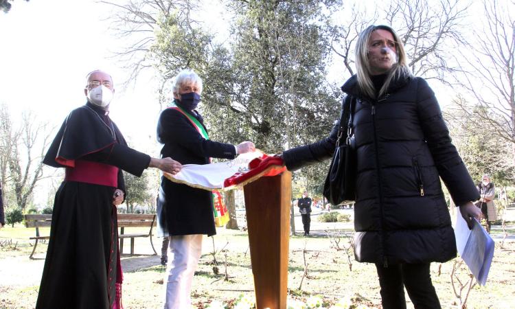 Macerata, tre anni dall'omicidio Pamela: svelata targa in suo onore. "Rappresenti un monito" (VIDEO e FOTO)