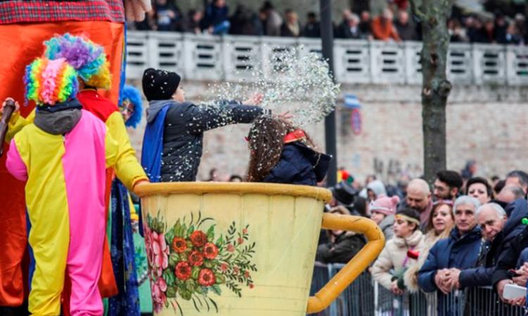 Annullata la sfilata dei carri, ma il Carnevale Maceratese si fa social: premi alle maschere più originali Annullata la sfilata dei carri, ma il Carnevale Maceratese si fa social: premi alle maschere più originali
