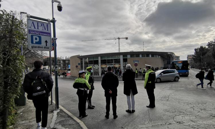 Macerata, uscita da scuola più sicura: 4 nuove telecamere in via Cioci e al terminal degli autobus Macerata, uscita da scuola più sicura: 4 nuove telecamere in via Cioci e al terminal degli autobus