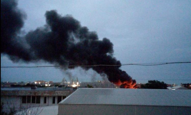 Potenza Picena, paura lungo l'A14: rimorchio di un tir avvolto dalle fiamme. Vigili del Fuoco in azione