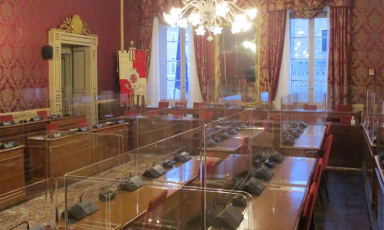 Macerata, grazie ai divisori in plexiglass il Consiglio comunale torna in presenza dal 15 febbraio Macerata, grazie ai divisori in plexiglass il Consiglio comunale torna in presenza dal 15 febbraio