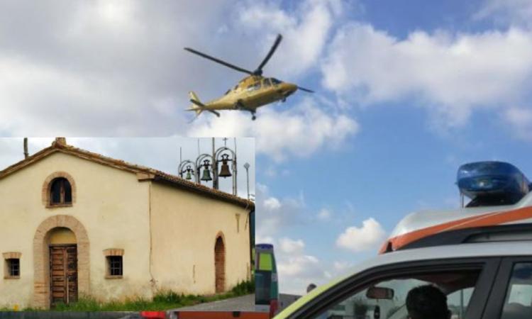 Apiro, sbanda con l'auto e finisce contro il muro di una Chiesa: conducente trasportato a Torrette Apiro, sbanda con l'auto e finisce contro il muro di una Chiesa: conducente trasportato a Torrette