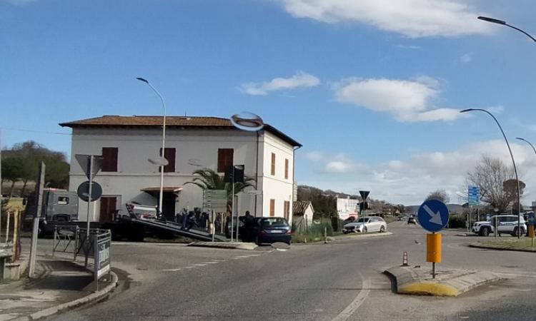 San Severino, scontro tra auto e furgone alla rotonda: un ferito trasportato all'ospedale